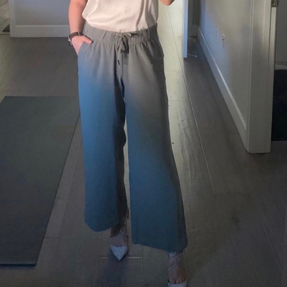 Like new! Lululemon on the fly pants size 6